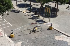 Una manovra errata: abbattuto il piccolo pilone in cemento in piazza Plebiscito