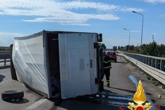 Trani, furgone si ribalta sulla Statale 16bis in direzione Barletta