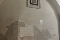 Quando il sacro si scontra con il profano: in vico San Martino cartelli contro la spazzatura abbandonata sotto il quadro della Madonna