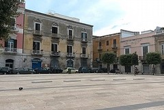 Che fine hanno fatto le tavole di piazza Longobardi?