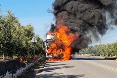 Camion prende fuoco, traffico bloccato sulla strada provinciale Trani-Corato
