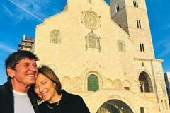 Gianni Morandi e sua moglie Anna posano davanti alla Cattedrale di Trani