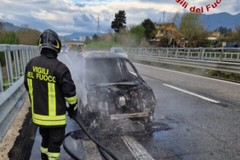 Auto in fiamme sull'A16, illesa una coppia di coniugi diretti a Trani
