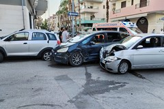 Scontro tra auto in via Bonomo, un ferito