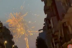Fuochi d’artificio improvvisati accendono il cielo di via Andria