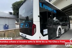 Trani: autobus urbano si incastra in Via Cilea