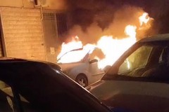 Ultim'ora | Vettura avvolta dalle fiamme in via Festa a Trani , non si esclude alcuna pista