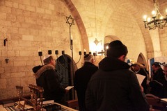 Hanukkah a Trani: la città si illumina con l’accensione delle prime luci della Festa delle Luci