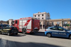 Allarme bomba a Trani, individuato dalle telecamere un uomo incappucciato