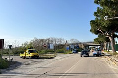 Incidente sulla 16bis a Trani Sud: auto contro il guard rail, traffico in tilt