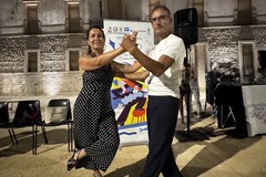 Trani si accende a ritmo di tango: Piazza Gradenigo si è trasformata  in una milonga a cielo aperto
