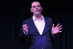 Applausi al Mimesis per Arcangelo Pastore: quando il cabaret si fa percorso umano