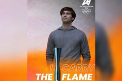 Il fuoco di Milano-Cortina scalda Trani: la Fiamma Olimpica illumina il porto e la Cattedrale