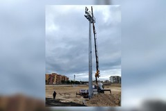 Trani, la pista di atletica prende forma: fari installati e lavori in corso