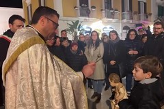 Trani, emozione in Piazza Libertà: il ritorno del Bambinello nel Presepe monumentale tra fede, arte e tradizione