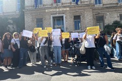 Dimensionamento Scolastico a Trani: sit-in dei genitori dell'I.C. «Bovio Rocca Palumbo D'annunzio» davanti al Comune