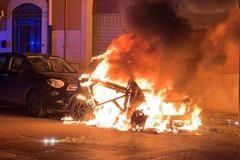 Paura nella notte a Trani: Smart in fiamme in via Calatafimi