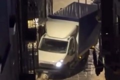 Incidente in via Ognissanti a Trani: autocarro contro edificio