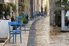I colori della Puglia accendono via Zanardelli: il fascino dei "sottani" in mostra a Trani