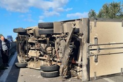 Violento tamponamento sulla 16bis, un camion si ribalta: illesi i conducenti