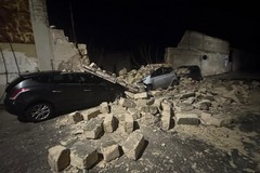 Trani, crolla il muro della ex Angelini su tre auto