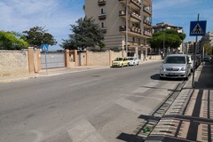 Sicurezza stradale, in via Papa Giovanni assenza di segnaletica pedonale in prossimità della scuola