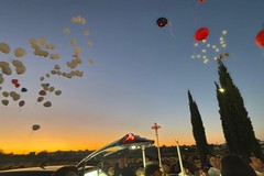 Trani si stringe per l'ultimo saluto a Saverio: "Siamo figli di un cielo che non muore"