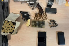 Sequestrate armi, munizioni e due ordigni esplosivi in un complesso immobiliare nell’agro di Trani