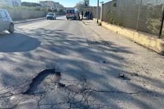 Trani, cadono con la Vespa dopo una buca su via Superga: feriti due minorenni