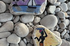 Trasforma i sassi in opere d'arte sulla spiaggia del Macello