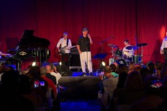 Trani d'autore e di swing: Nick The Nightfly incanta un Palazzo delle Arti Beltrani strabiliante e gremito