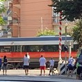 Cade la sbarra del passaggio a livello: disagi per la circolazione