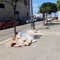 Rifiuti abbandonati in piazza Plebiscito nella Trani bella a metà