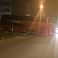 Accade di nuovo: pullman incastrato in via Delle Forze Armate