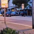Parcheggio selvaggio in via Malcangi, pedoni costretti a camminare a centro strada