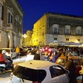 La passeggiata della domenica a Trani tra le auto in coda