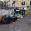 Piazza Teatro colma di rifiuti, il sindaco punta il dito contro gli indisciplinati