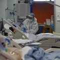 Sale la curva dei contagi, rischio di ospedali pieni di pazienti covid