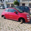 Ancora un furto di pneumatici, ecco come hanno ritrovato questa Fiat 500