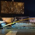 Scontro tra auto e ambulanza, semaforo distrutto sulla Bisceglie-Trani