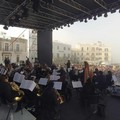 Trani ha brindato al 2025 all’insegna della grande musica con l‘Orchestra ICO “Suoni del Sud”, diretta dal M˚ Emilia Di Pasquale