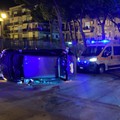 Rocambolesco incidente in piazza Dante, si ribalta un’auto con a bordo una donna