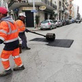 Manutenzione strade, in corso colmatura delle buche in diverse zone di Trani