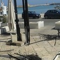 Ombrelloni bruciati ad uno dei locali del porto