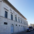 Vento forte, cedono pezzi  d'intonaco dal cornicione del Tribunale di Trani