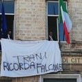 Trani ricorda Falcone con un lenzuolo bianco esposto da Palazzo di Città