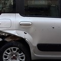 Perde il controllo della propria auto e si schianta contro tre veicoli in sosta