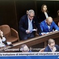 Colpo di scena al Consiglio comunale di Trani, cinque consiglieri chiedono di fermare le interrogazioni: “Rinvio dopo le dimissioni del sindaco”