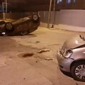 Rocambolesco incidente in via Papa Giovanni, un’auto ribaltata