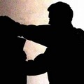 Discussione tra condomini finisce male: un ferito